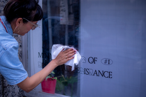 mujer limpiando escaparate